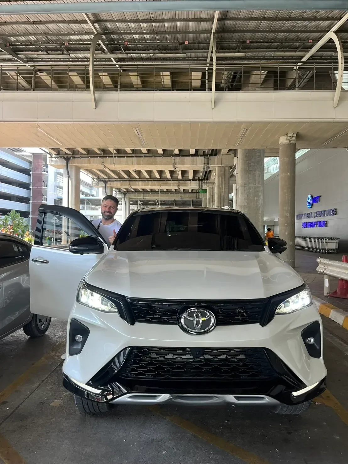 ส่งมอบ Toyota Fortuner หน้าอาคารผู้โดยสาร สนามบินภูเก็ต